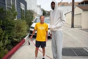 英雄联盟世界赛比分-USC主帅晒与文班合影：你永远不知道在洛杉矶遛狗时会遇到谁