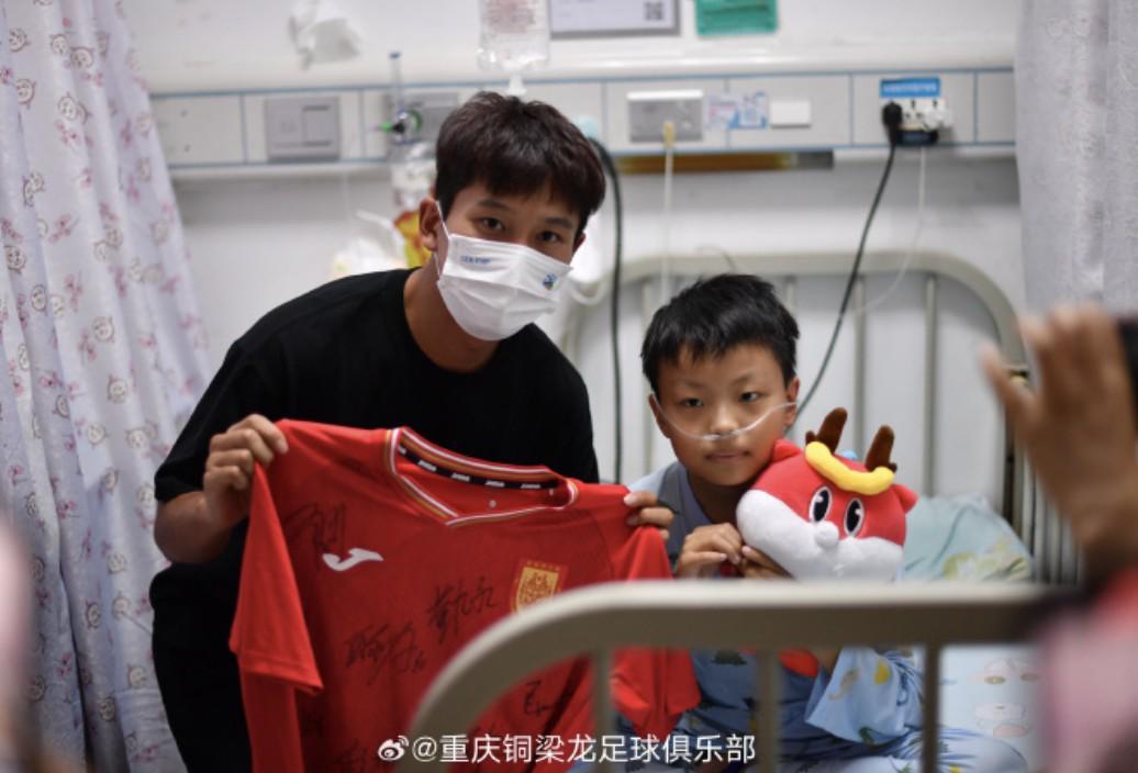 英雄联盟世界赛比分-社会榜样，重庆铜梁龙俱乐部暖心探望患病小球迷