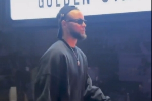 电竞比赛结果-大战在即很松弛库里赛前入场穿搭 鸭舌帽反戴&amp;墨镜上阵