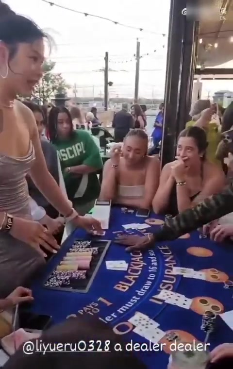 英雄联盟世界赛比分-李月汝与队友挑战21点游戏 吊带裙造型引人注目视频版上线